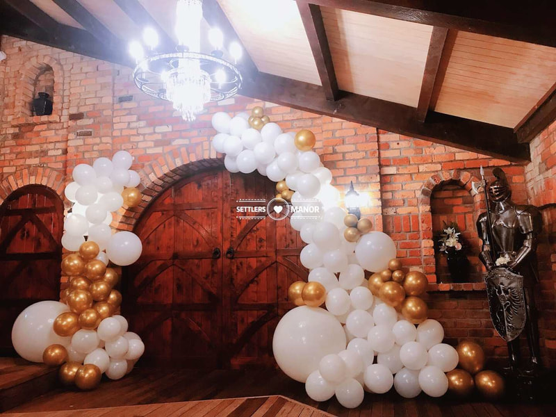 balloon arch in wedding venue Picture