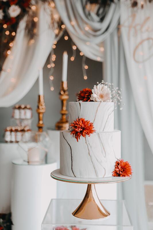 Simple and Elegant Wedding Cake Picture